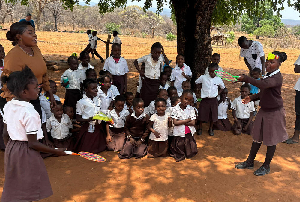 Im November 2025 erhielten die Kinder in Machenje durch die Unterstützung der Stiftung Erdheilungsplätze auch ein Federball-Set