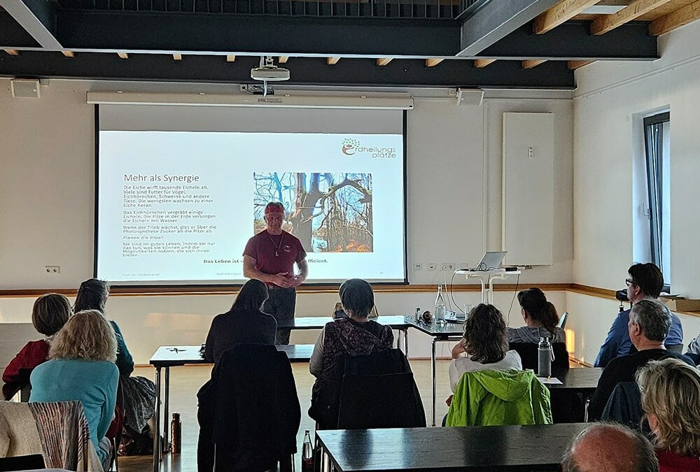 Vorstandvorsitzender Tilo Hildebrandt hält eine PowerPoint-Präsentation vor Publikum in Wegberg