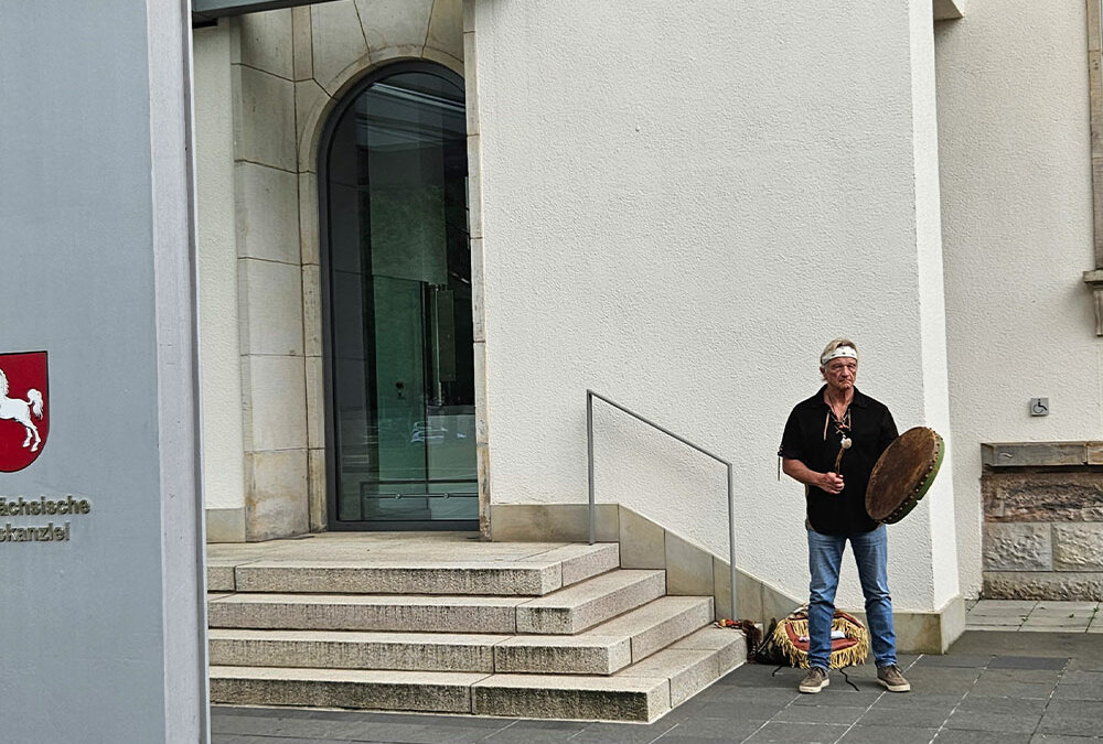 Stiftung Erdheilungsplätze - Tilo trommelt in Hannover