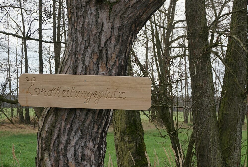 Das Schild am Erdheilungsplatz Luko Grünland