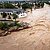 Haus und Brücke, die durch den Klimawandel vom Hochwasser überspült werden