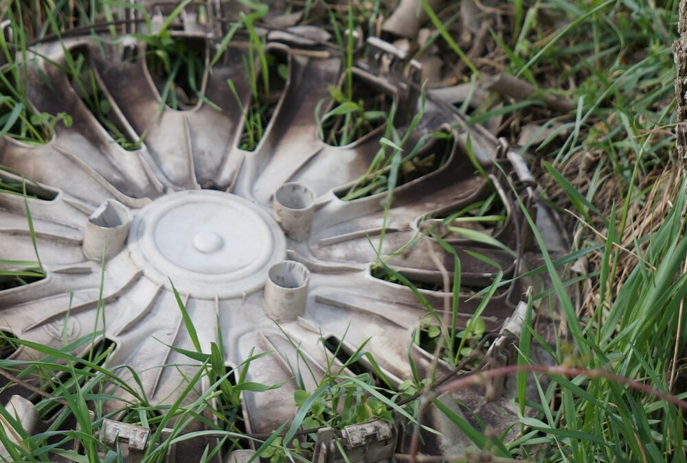 Eine alte Radkappe im Wald