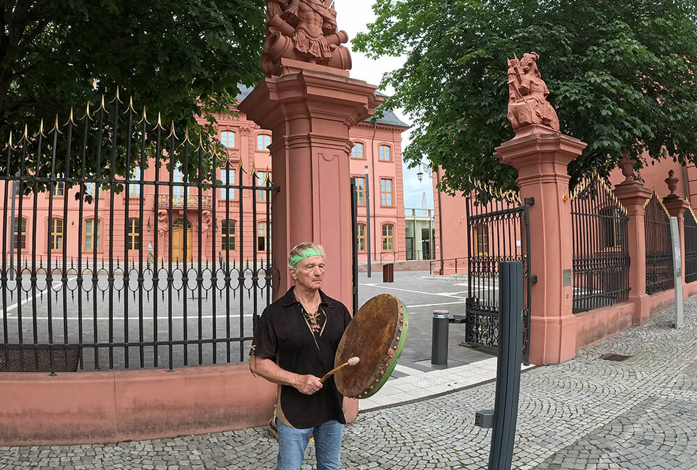 Stiftungsgründer Tilo beim Trommeln in Mainz