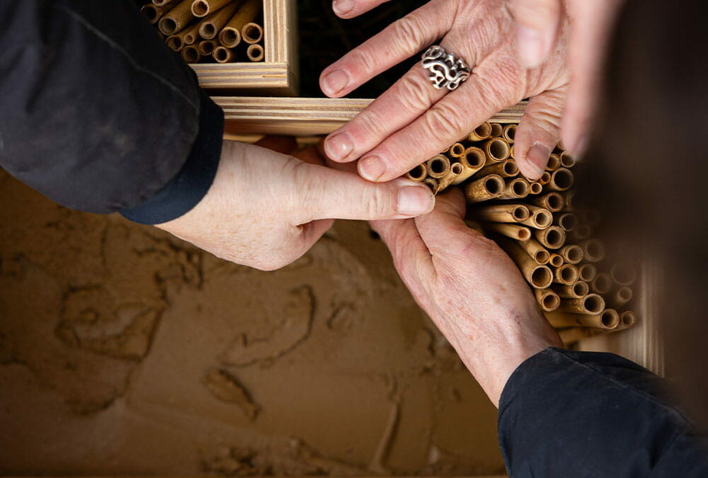 Anka und Annett beim Vorbereiten der Materialien für das neue Insektenhotel auf der Doelkauer Meilenwiese im März 2026
