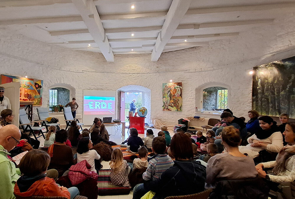 Im Rahmen von Käpt'n Book hat die Autorin Susanne Orosz Geschichten über die Erde, das Graben und Entdecken für Kinder vorgestellt