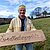 Erde soll auf Wachtberger Wiesen heilen Tilo Hildebrandt zeigt auf einer Wiese unterhalb der Villiper Windmühle ein Schild, das die zukünftigen wieder naturnah umgestalteten Flächen als Erdheilungsplätze ausweist.