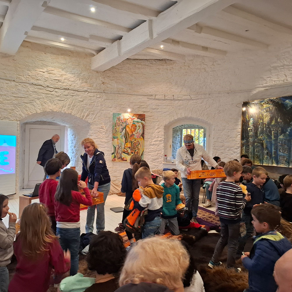 Nach der Lesung gab es für alle Kinder Weckmänner - gesponsert von der Stiftung Erdheilungsplätze