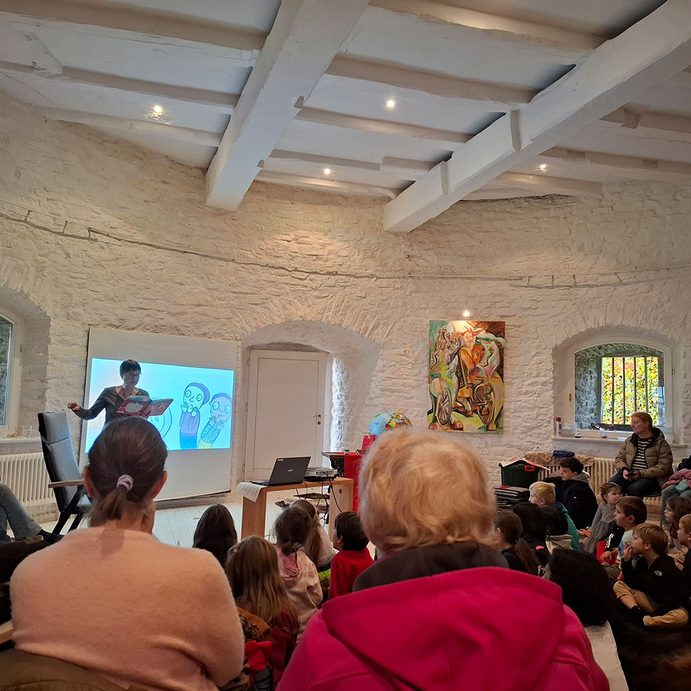 Im Rahmen von Käpt'n Book hat die Autorin Susanne Orosz Geschichten über die Erde, das Graben und Entdecken für Kinder vorgestellt