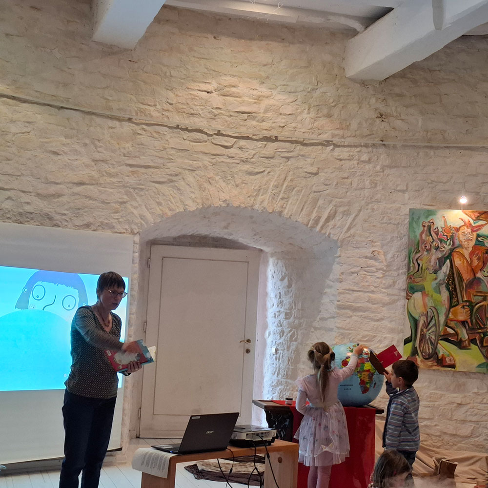 Im Rahmen von Käpt'n Book hat die Autorin Susanne Orosz Geschichten über die Erde, das Graben und Entdecken für Kinder vorgestellt und die Kinder aktiv einbezogen