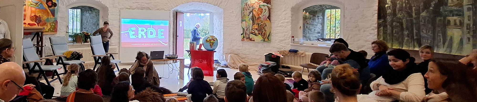 Im Rahmen von Käpt'n Book hat die Autorin Susanne Orosz Geschichten über die Erde, das Graben und Entdecken für Kinder vorgestellt