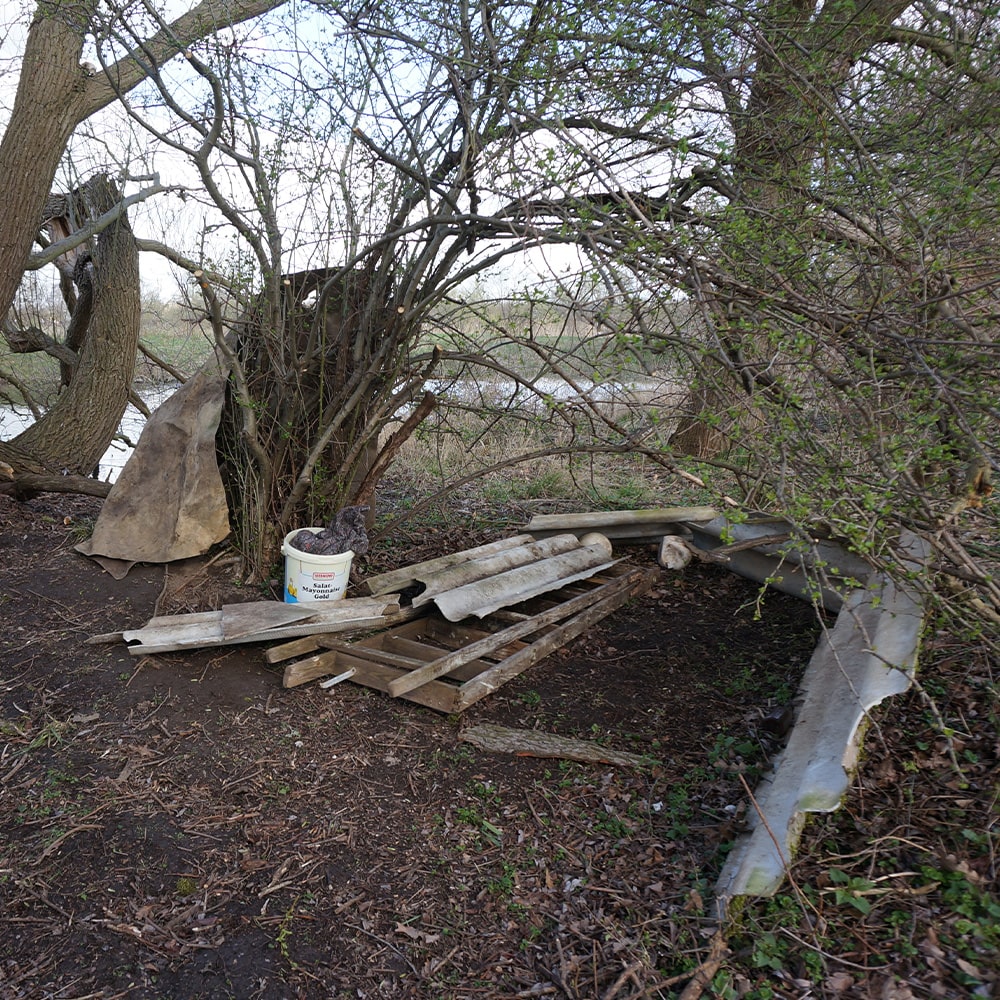 Stiftung Erdheilungsplätze Müllansammlung im Wald Müllansammlung auf dem Erdheilungsplatz Steinlachen Zweimen