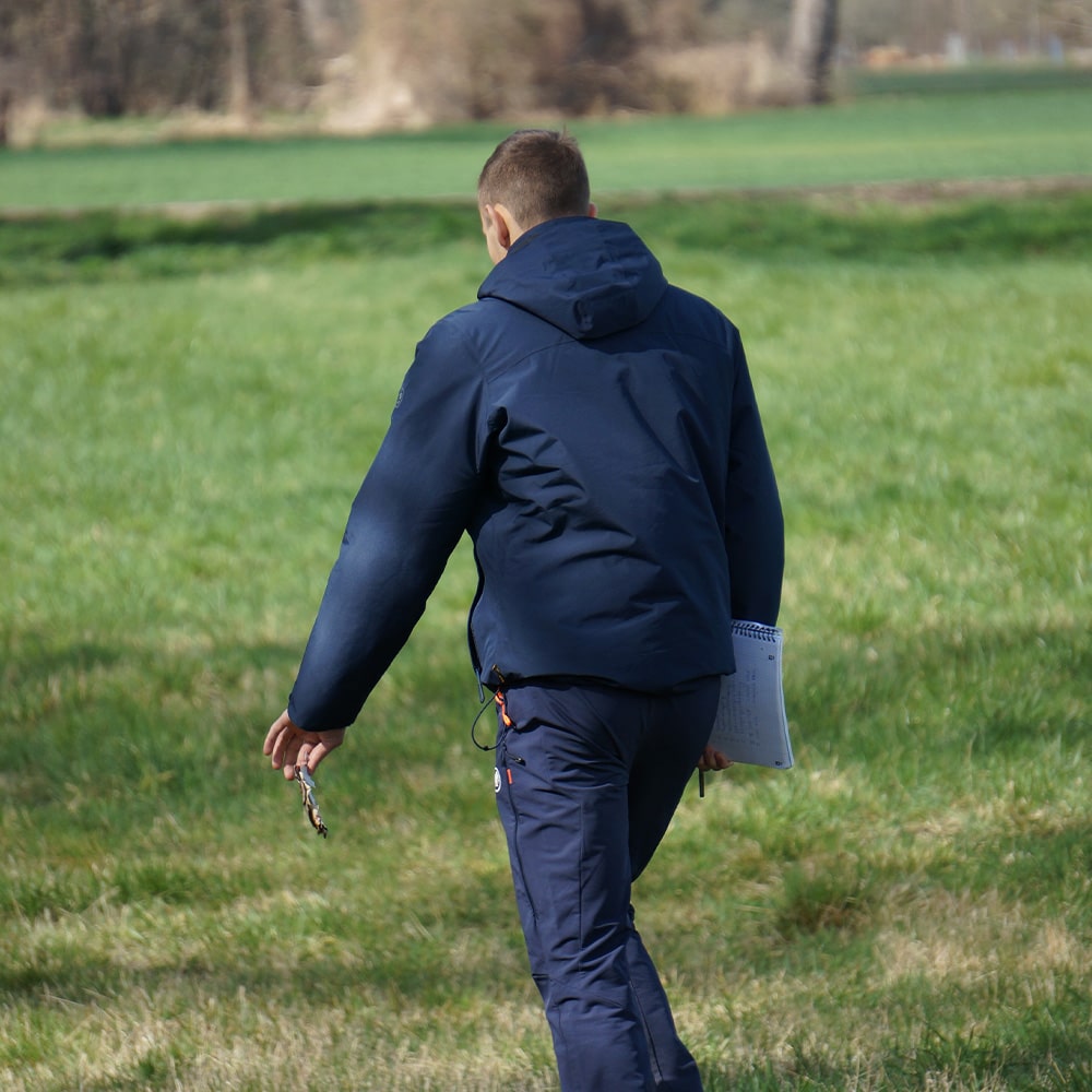 Stiftung Erdheilungsplätze Jan sammelt Müll Jan sammelt auf einem Erdheilungsplatz Müll