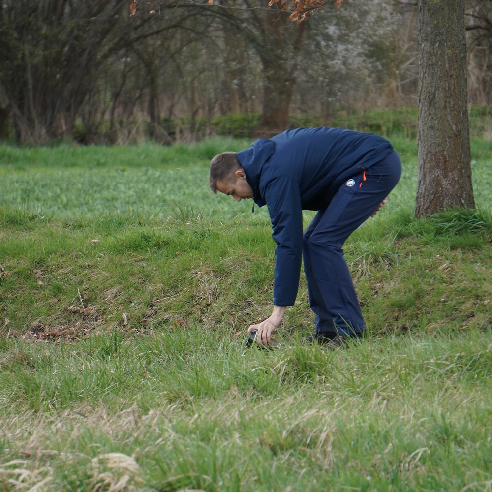 Jan findet einen Kaffeebecher in der Natur