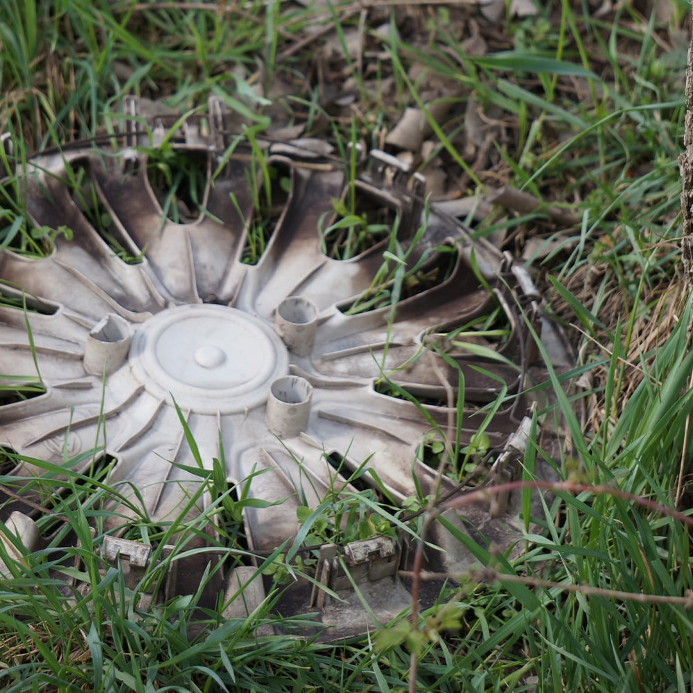 Eine alte Radkappe im Wald