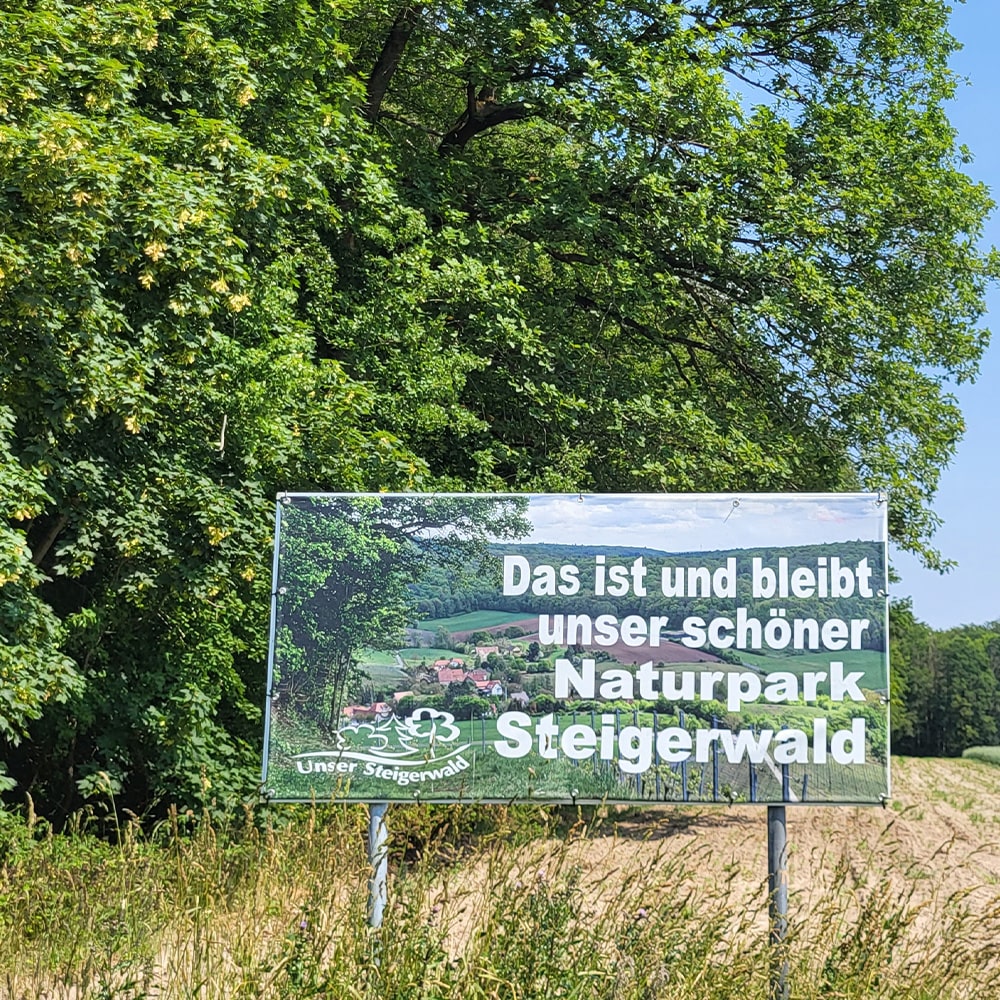 Stiftung Erdheilungsplätze Steigerwald Nationalpark Das Schild ruft dazu auf, den Steigerwald zu einem Nationalpark zu machen