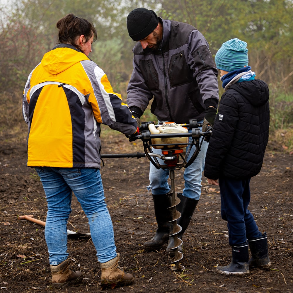 Mit dem Erdbohrer wurden die Pflanzlöcher bei der Pflanzaktion vorgebohrt