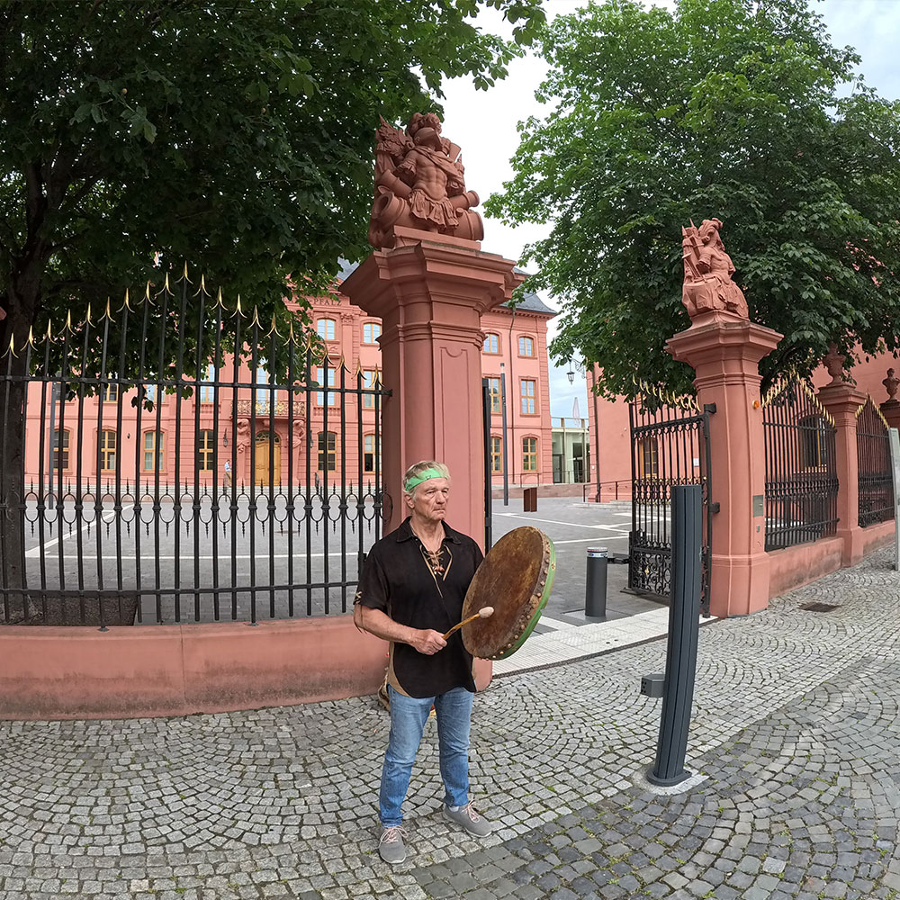 Stiftung Erdheilungsplätze - Tilo trommelt in Mainz