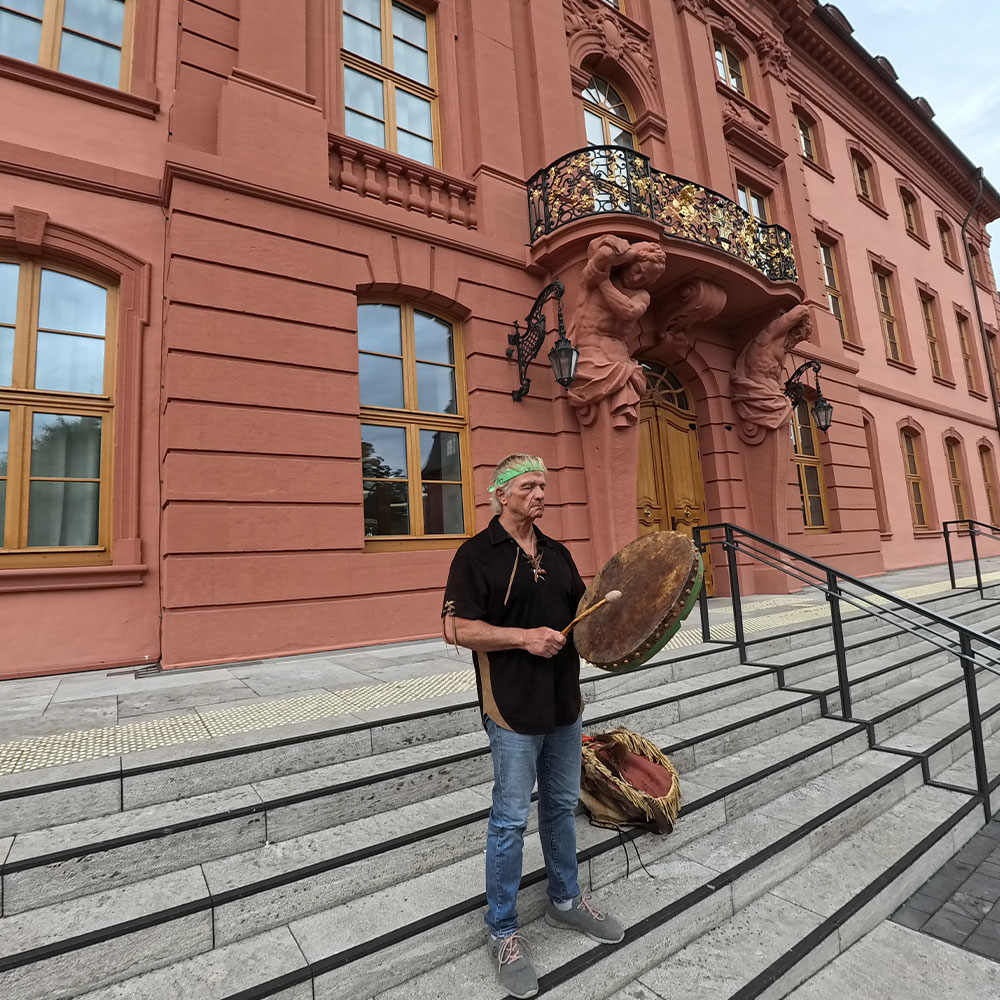 Stiftung Erdheilungsplätze - Tilo trommelt in Mainz