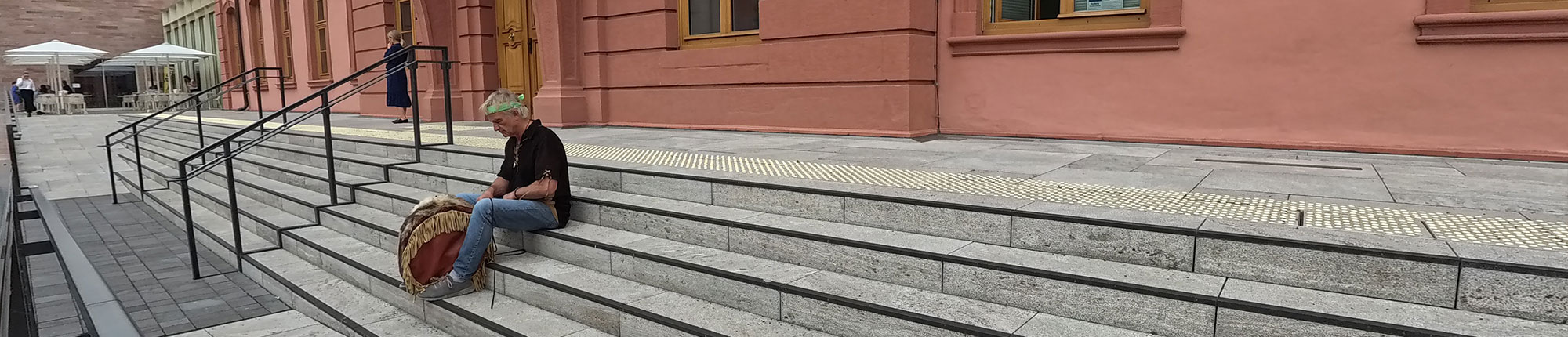 Stiftung Erdheilungsplätze - Tilo trommelt in Mainz