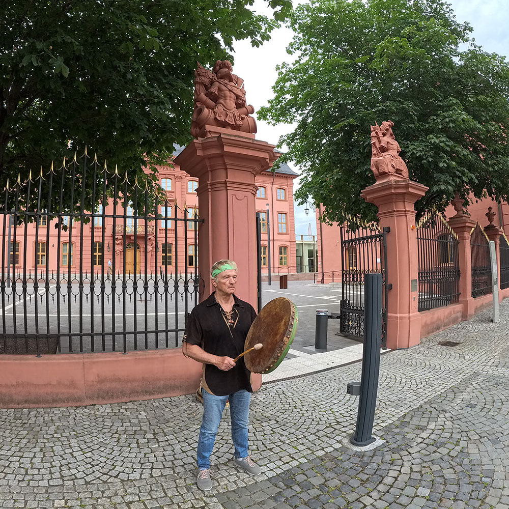 Stiftungsgründer Tilo beim Trommeln in Mainz Stiftungsgründer Tilo beim Trommeln in Mainz