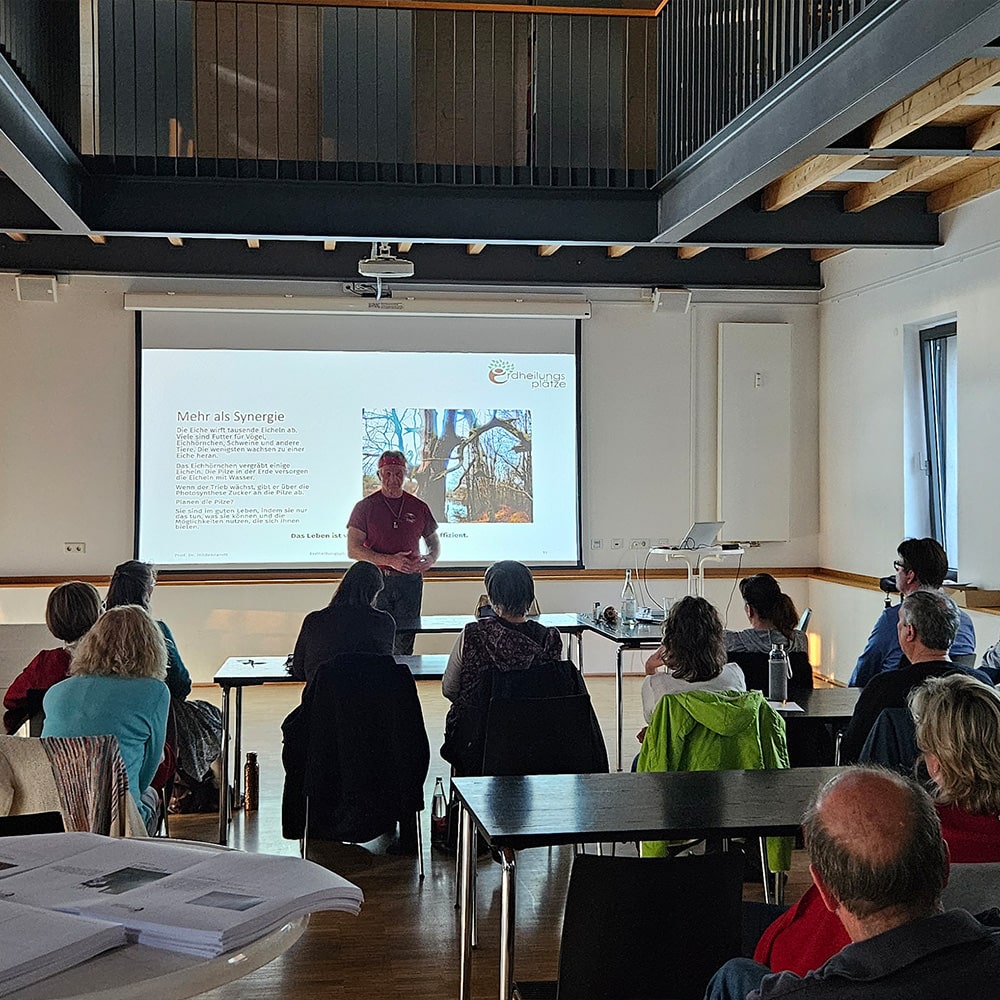 Vortrag "Harmonie mit der Natur" der Stiftung Erdheilungsplätze in Wegberg Vorstandvorsitzender Tilo Hildebrandt hält eine PowerPoint-Präsentation vor Publikum in Wegberg