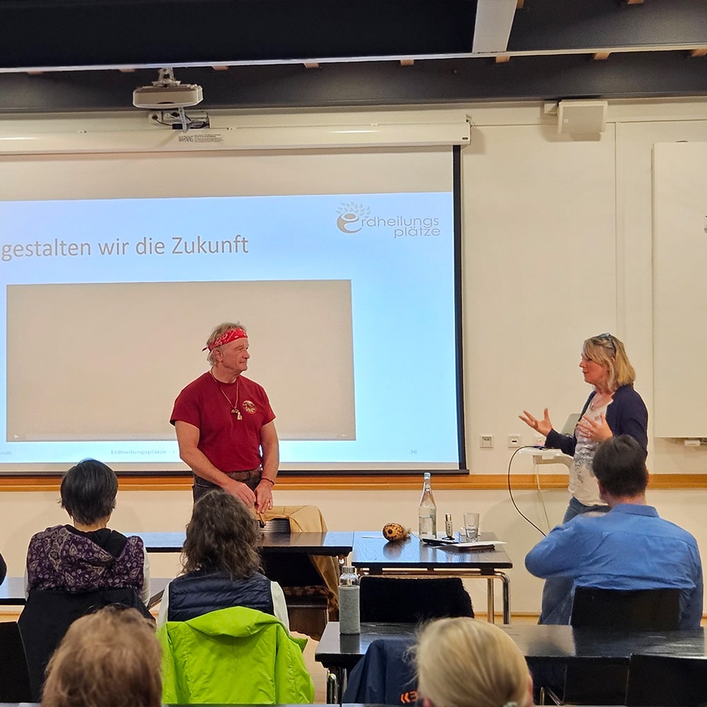 Vortrag "Harmonie mit der Natur" der Stiftung Erdheilungsplätze in Wegberg Vorstandvorsitzender Tilo Hildebrandt hält eine PowerPoint-Präsentation vor Publikum in Wegberg