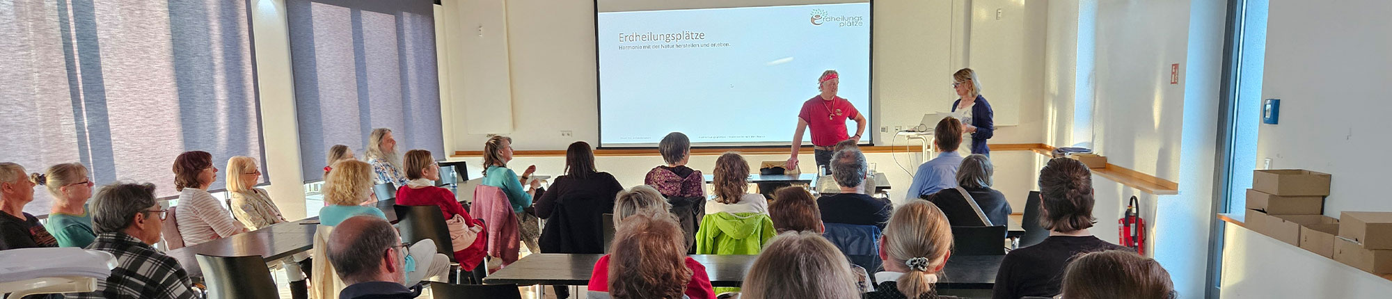 Vortrag "Harmonie mit der Natur" der Stiftung Erdheilungsplätze in Wegberg Vorstandvorsitzender Tilo Hildebrandt hält eine PowerPoint-Präsentation vor Publikum in Wegberg