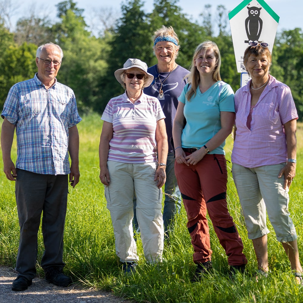 Gründer Tilo Hildebrandt mit Helfer*innen bei der Wiesenmahd in Dölkau