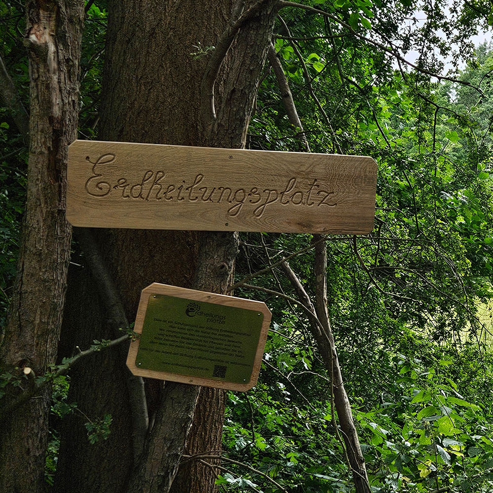 Das neue Schild am Erdheilungsplatz Horburg Kahlhufen im Juli 2025
