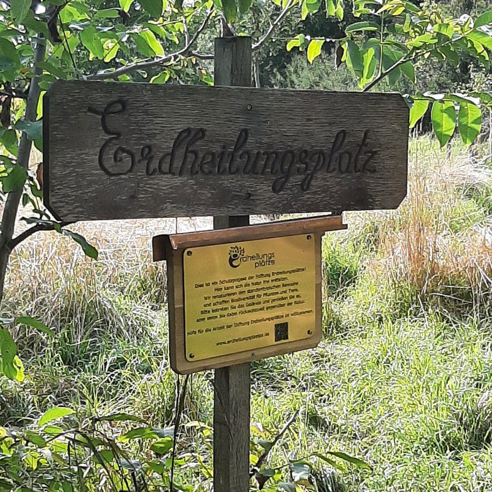 Das neue Schild am Erdheilungsplatz Wallendorf Eisenbahn im August 2025