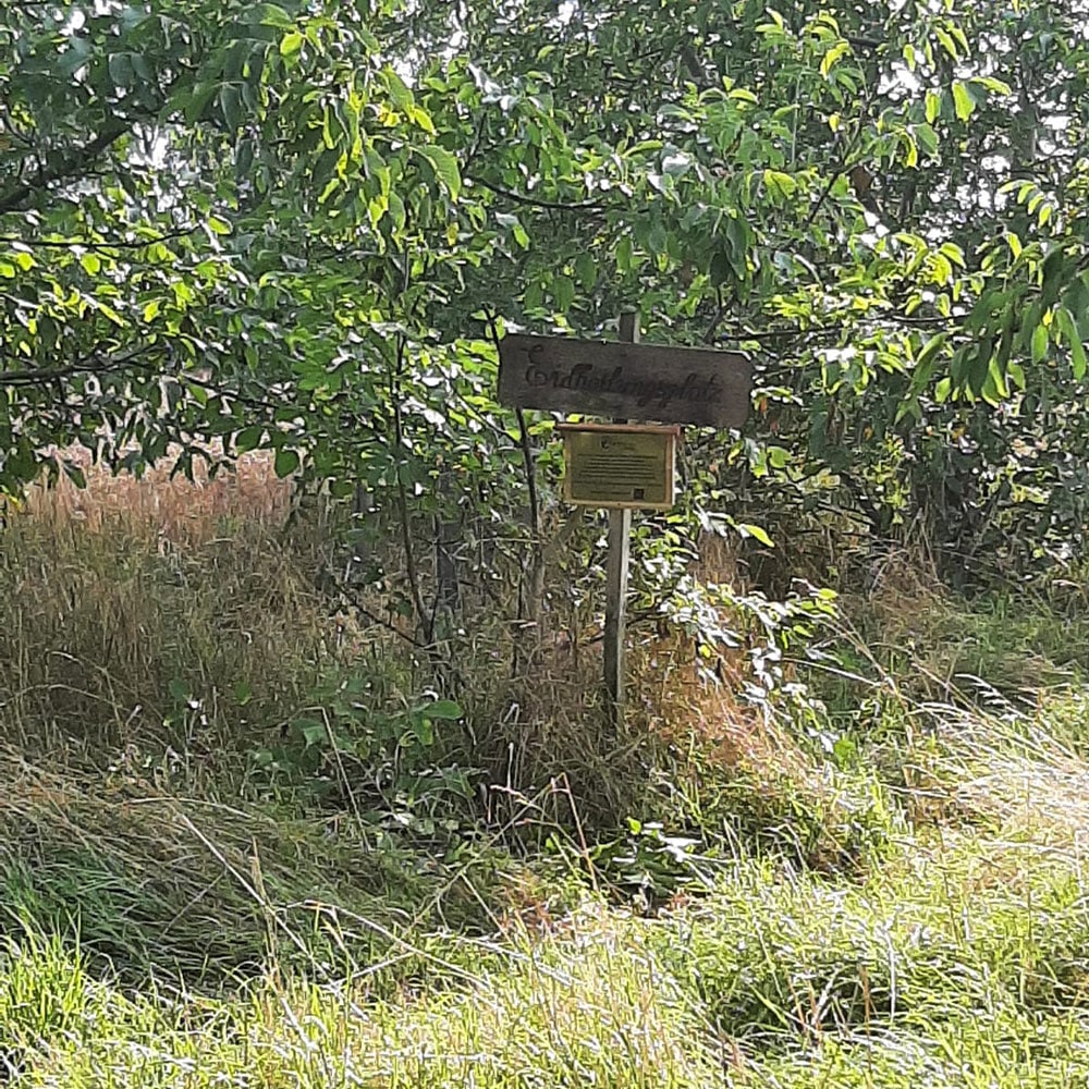 Das neue Schild am Erdheilungsplatz Wallendorf Eisenbahn im August 2025