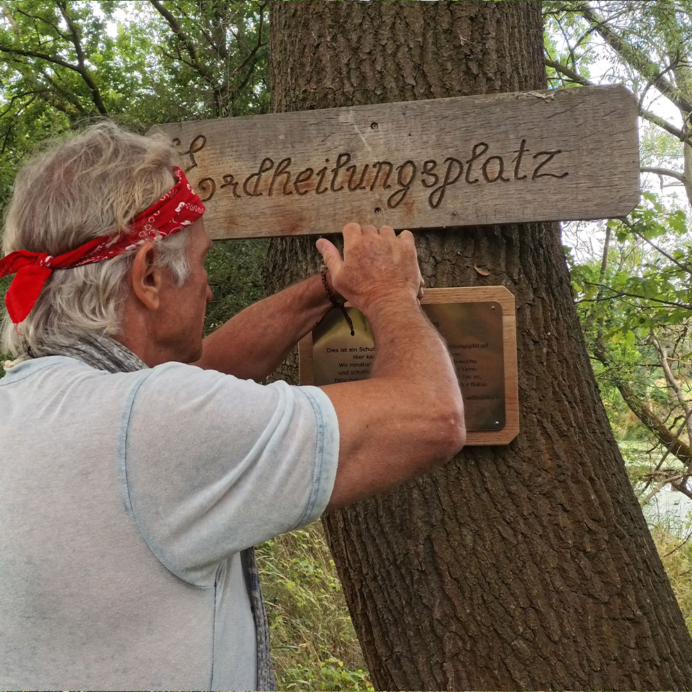 Gründer Tilo beim Anbringen der Schilder am Gründer Tilo beim Anbringen der Schilder am Erdheilungsplatz Wallendorf Wald im Juli 2025 im Juli 2025