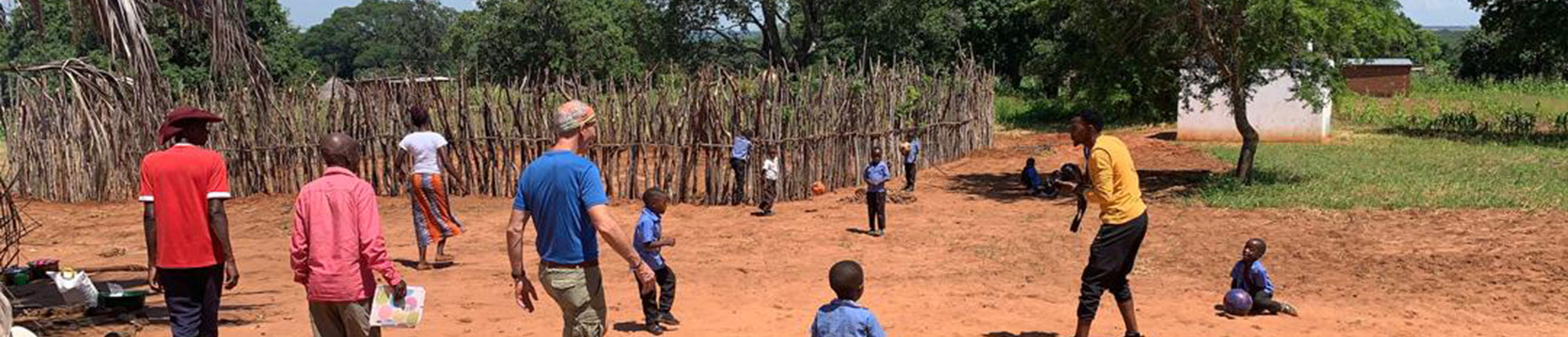 Roland spielt bei seinem Besuch in Machenje mit den Kindern
