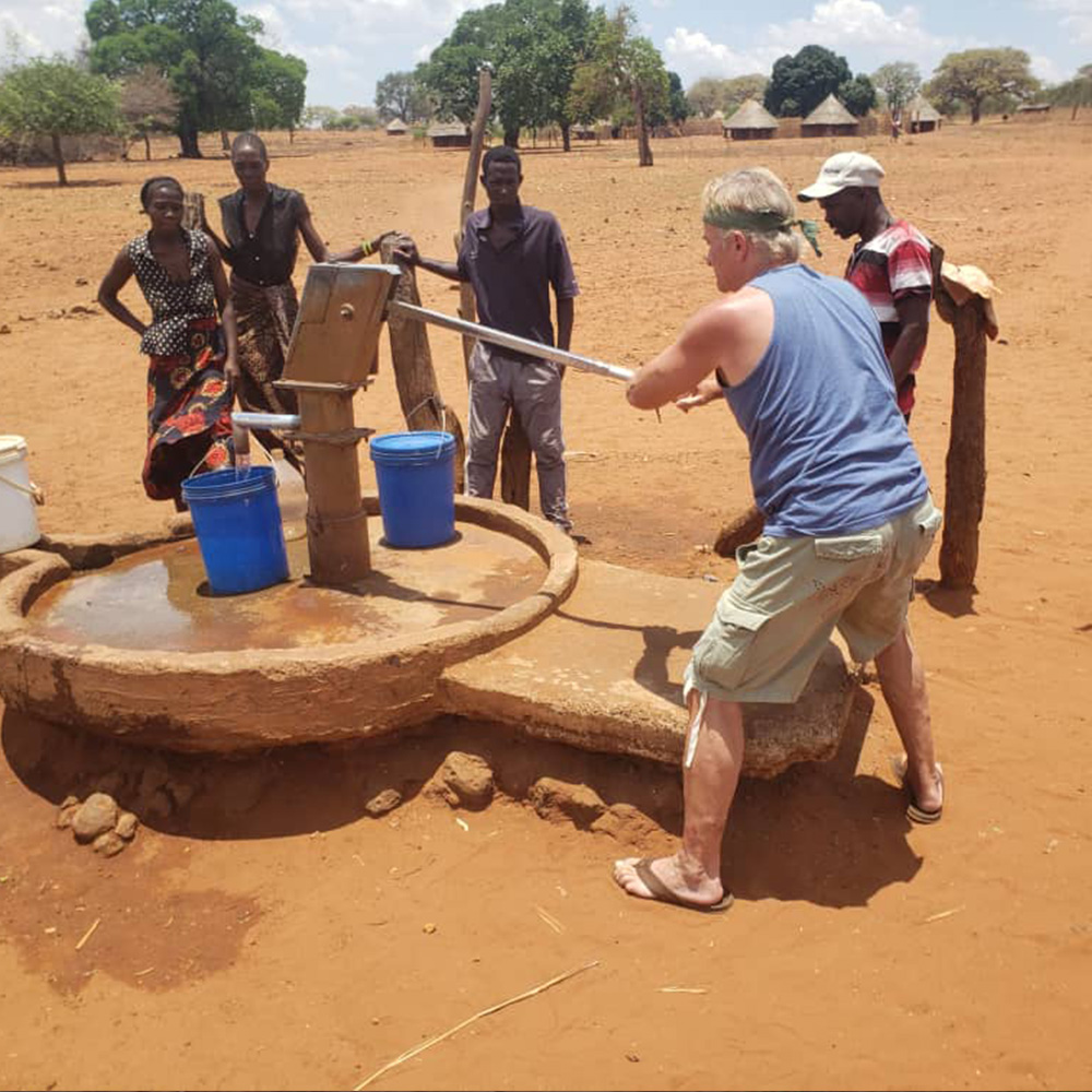 Maissaat-Projekt Sambia - Tilo an der Wasserpumpe