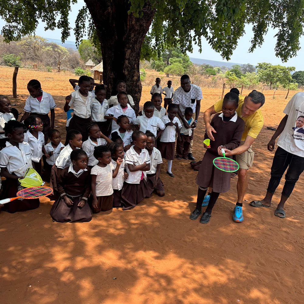 Das Projekt in Sambia (Machenje) umfasst auch die Kinder mit Spielzeug, wie einem Federball-Set auszustatten