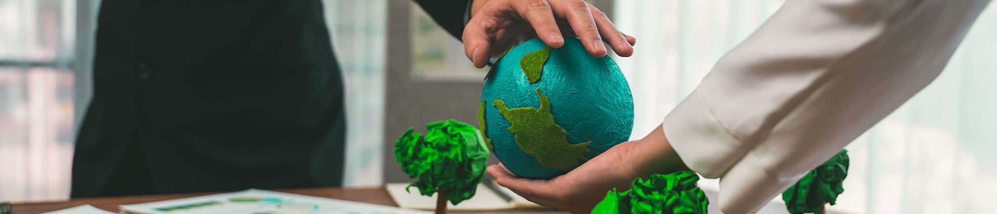 Zwei Hände umfassen eine Weltkugel